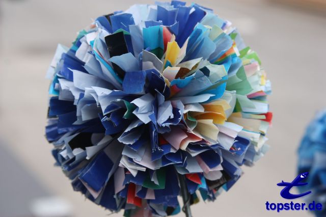 Kunst / Blaue Blätter / Kugel