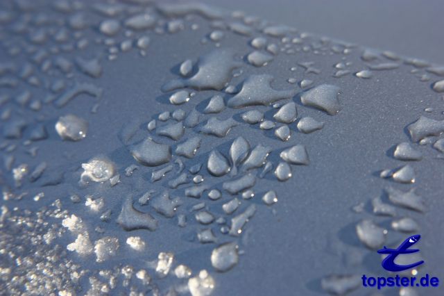 Gotas de água sobre um carro