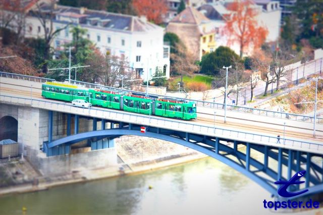 Tranvía sobre el puente del Rin